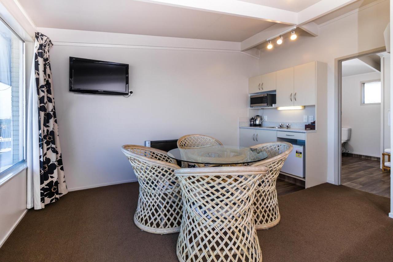 Twin Peaks Lakeside Inn Taupo Ngoại thất bức ảnh