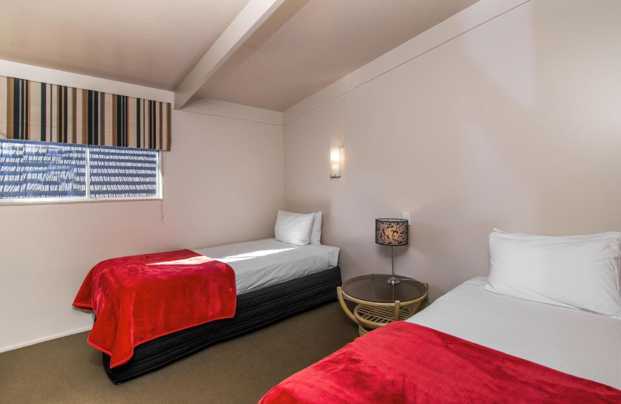 Twin Peaks Lakeside Inn Taupo Ngoại thất bức ảnh