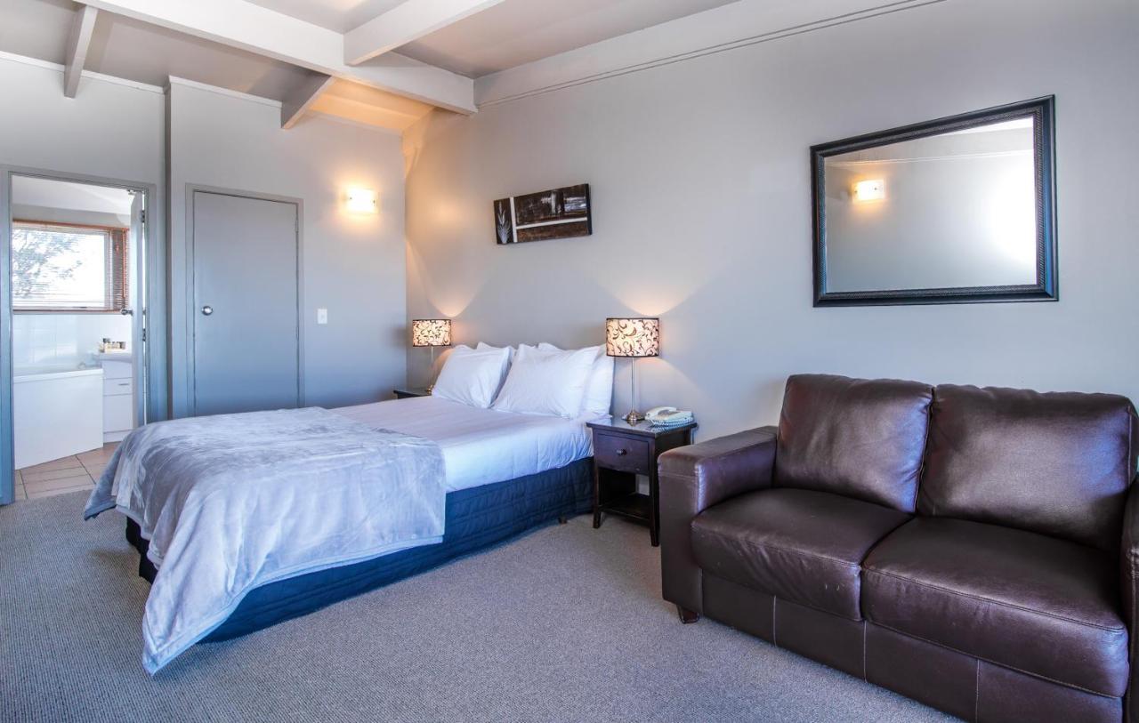 Twin Peaks Lakeside Inn Taupo Ngoại thất bức ảnh