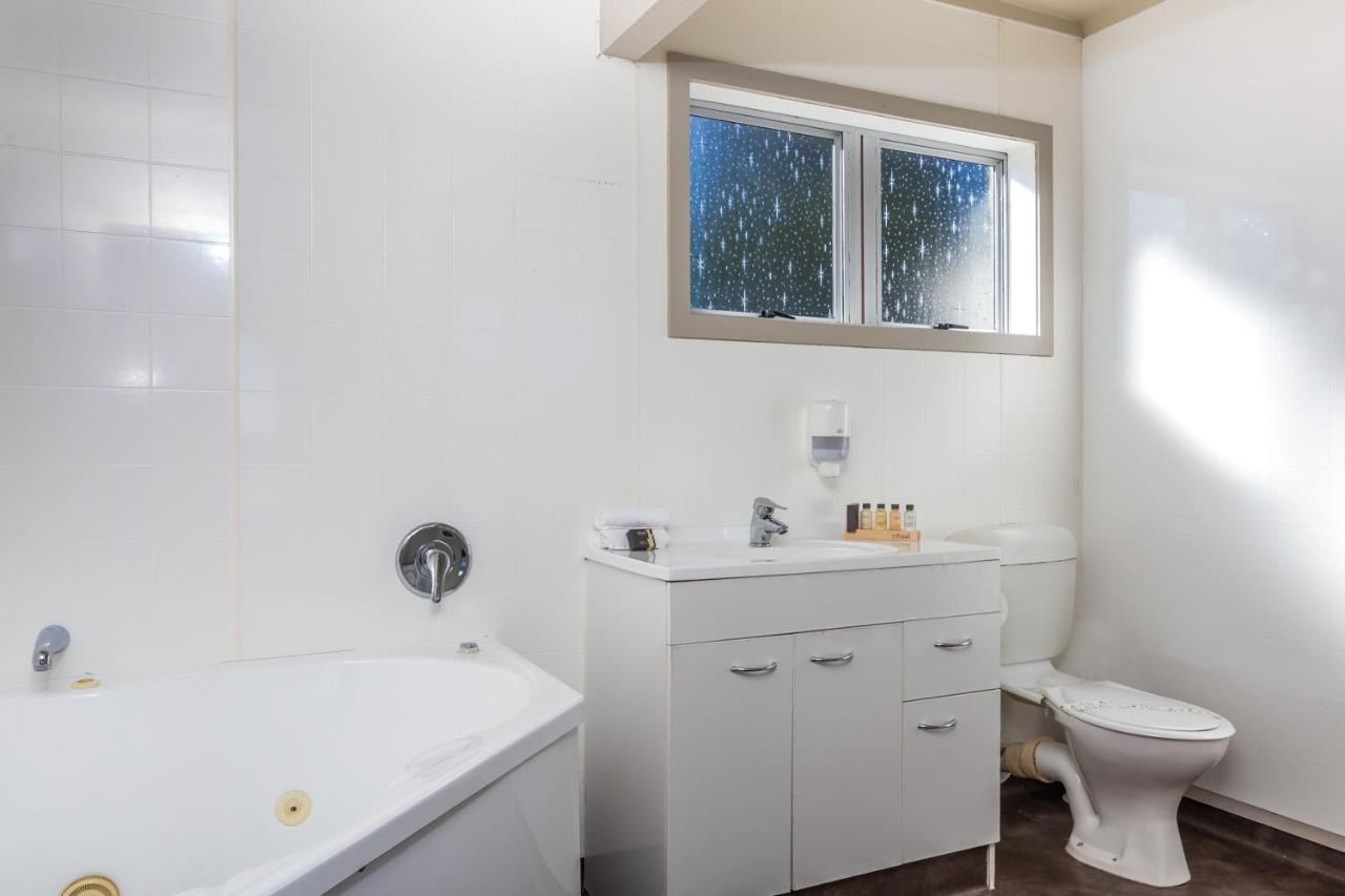 Twin Peaks Lakeside Inn Taupo Ngoại thất bức ảnh