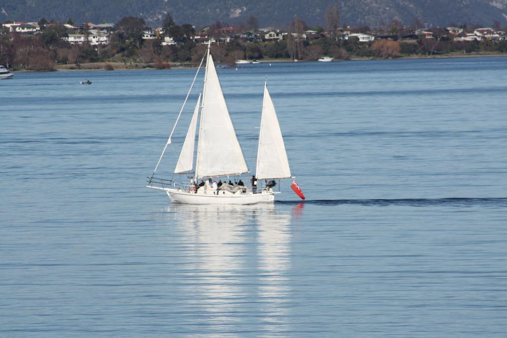 Twin Peaks Lakeside Inn Taupo Ngoại thất bức ảnh
