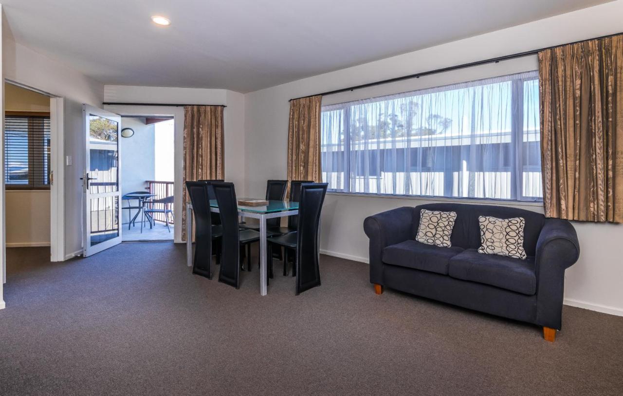 Twin Peaks Lakeside Inn Taupo Ngoại thất bức ảnh
