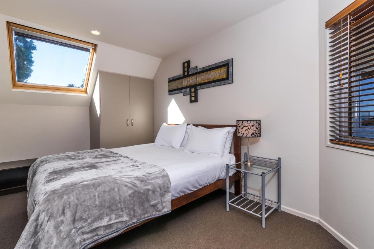 Twin Peaks Lakeside Inn Taupo Ngoại thất bức ảnh