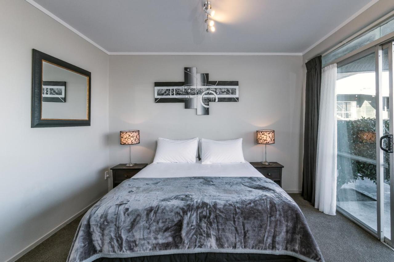 Twin Peaks Lakeside Inn Taupo Ngoại thất bức ảnh