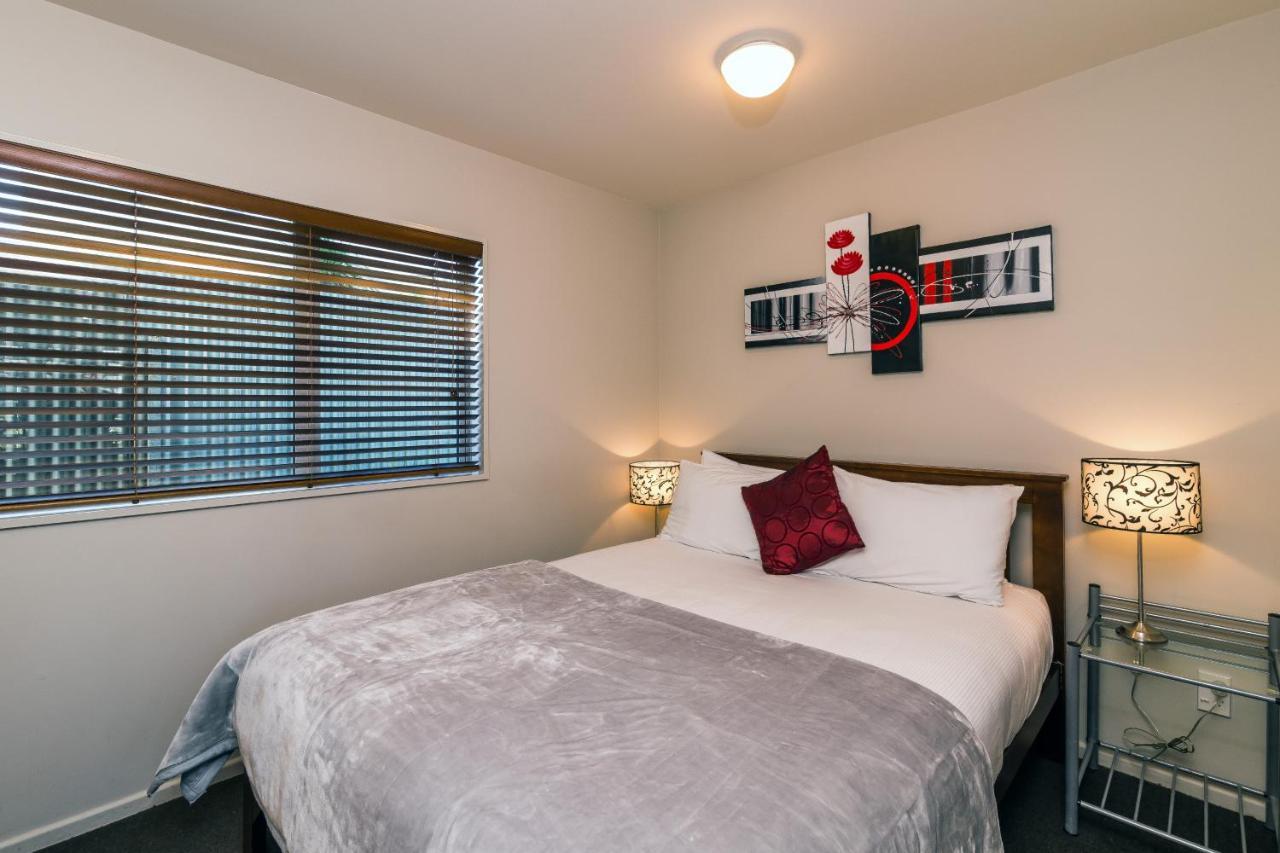 Twin Peaks Lakeside Inn Taupo Ngoại thất bức ảnh