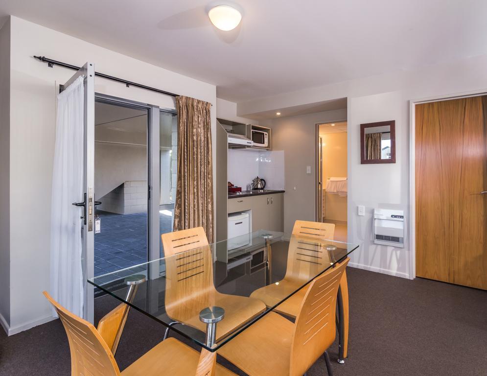 Twin Peaks Lakeside Inn Taupo Ngoại thất bức ảnh