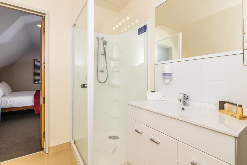Twin Peaks Lakeside Inn Taupo Ngoại thất bức ảnh