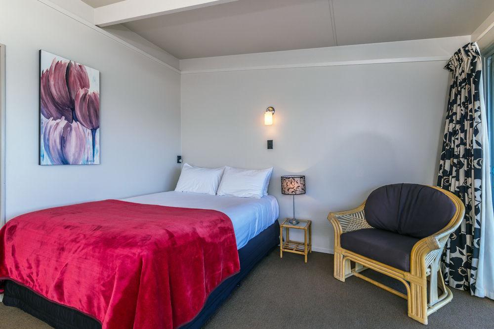 Twin Peaks Lakeside Inn Taupo Ngoại thất bức ảnh