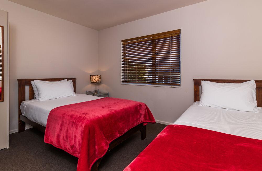 Twin Peaks Lakeside Inn Taupo Ngoại thất bức ảnh
