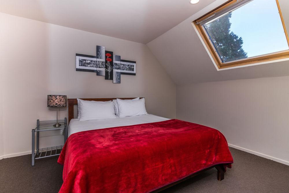 Twin Peaks Lakeside Inn Taupo Ngoại thất bức ảnh