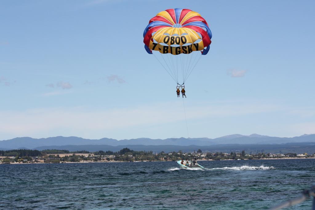 Twin Peaks Lakeside Inn Taupo Ngoại thất bức ảnh