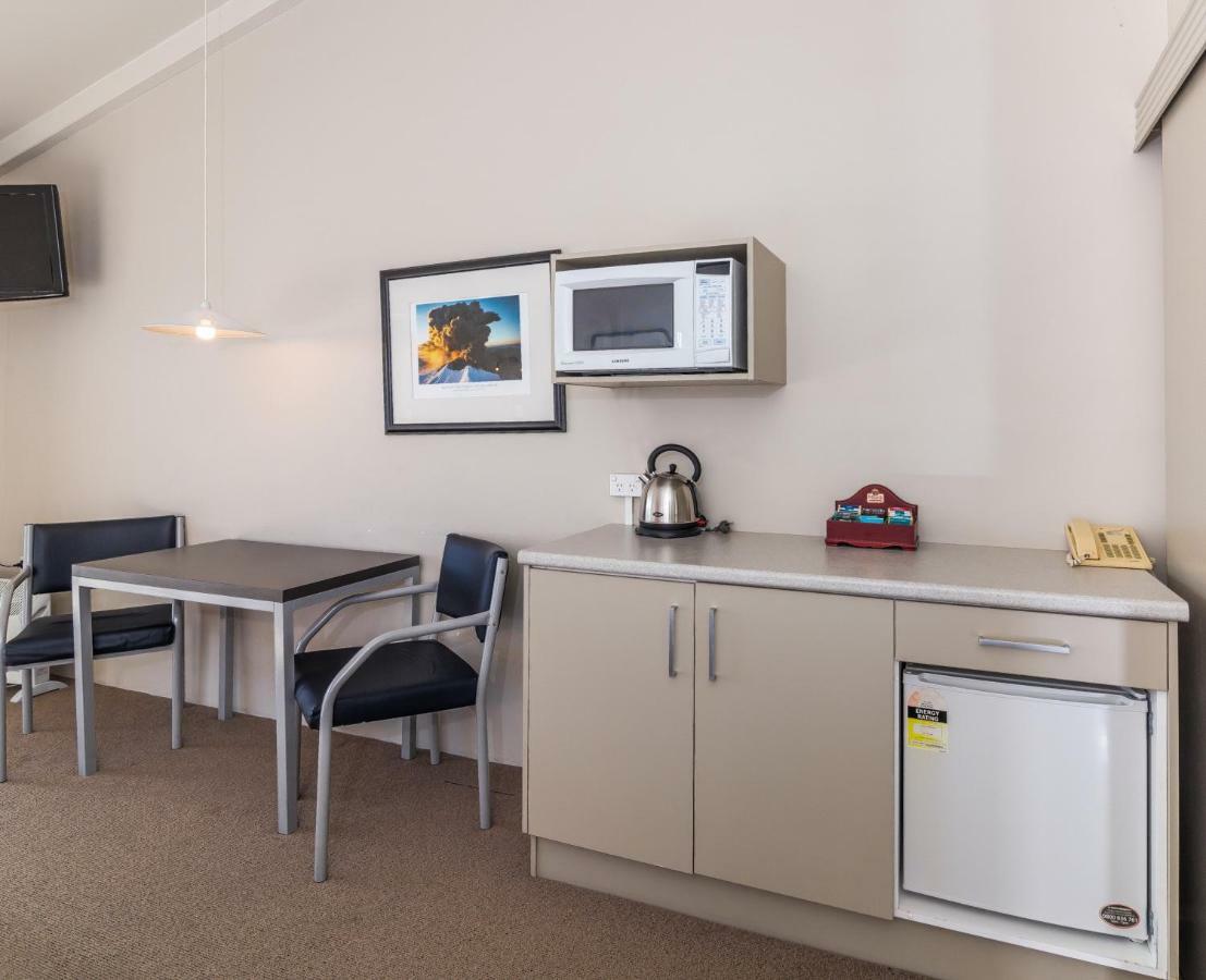 Twin Peaks Lakeside Inn Taupo Ngoại thất bức ảnh