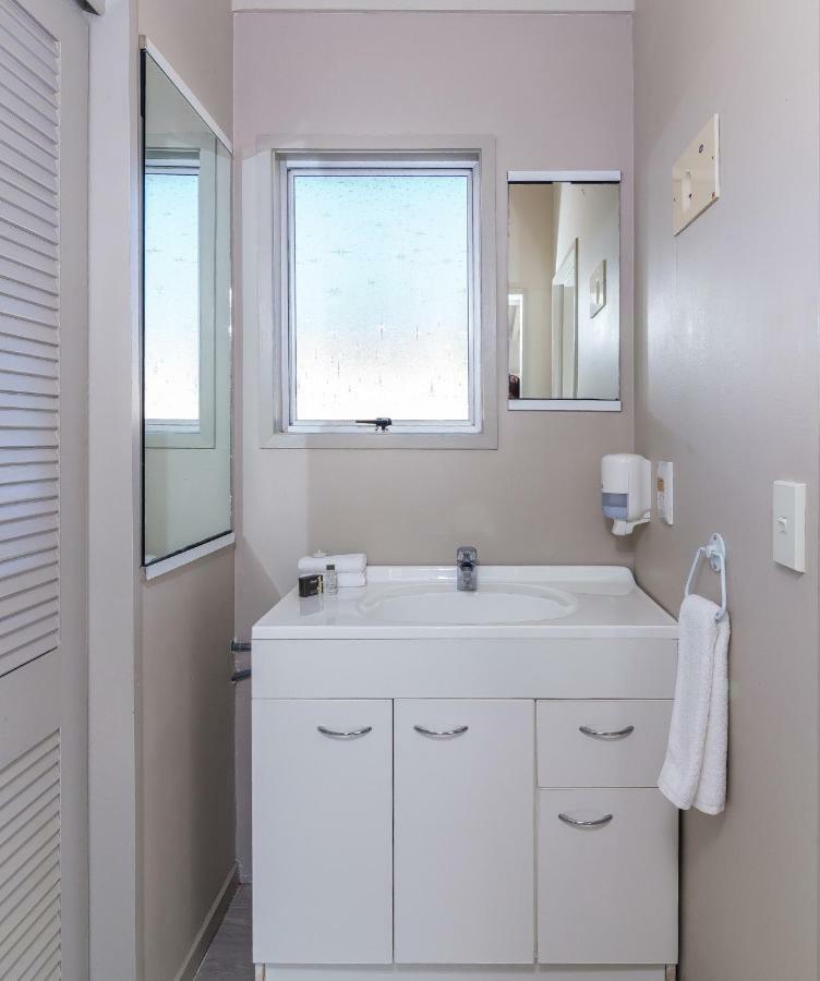 Twin Peaks Lakeside Inn Taupo Ngoại thất bức ảnh