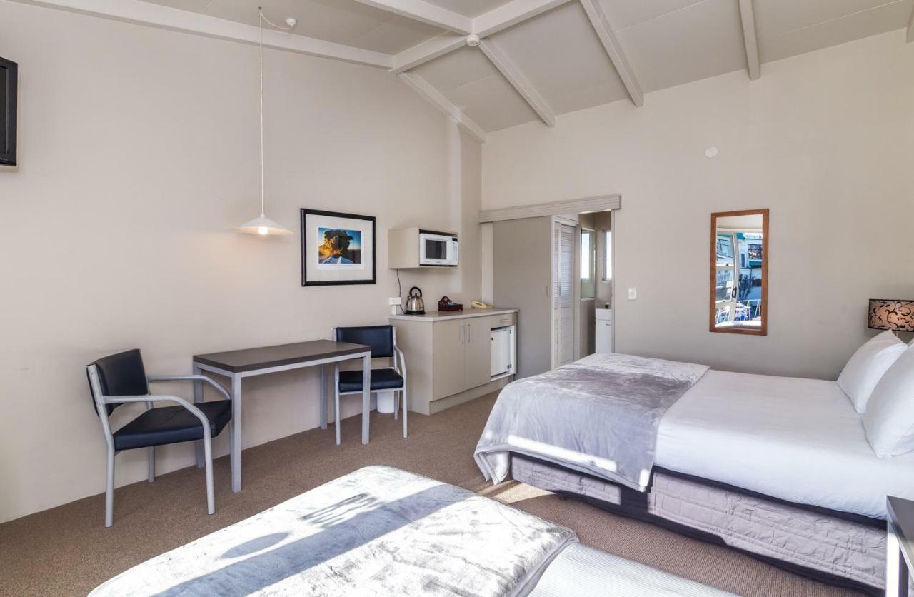 Twin Peaks Lakeside Inn Taupo Ngoại thất bức ảnh